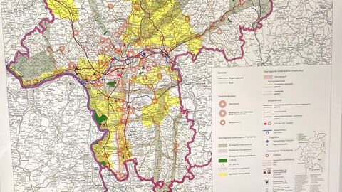 Auf dem Bild sieht man ein Tablet mit Tastatur. Auf dem Bildschirm sieht man einen Ausschnitt der Plankarte des LEP 2000 mit der Legende.