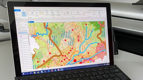 WMS des LEP im GIS Auf dem Bild sieht man ein Tablet mit Tastatur. Auf dem Bildschirm ist eine bunte Grafik zu erkennen. Die Grafik zeigt die Inhalte des Landesentwicklungsplans.
