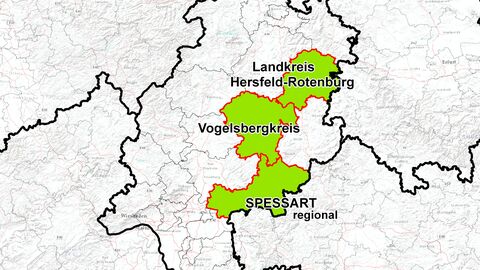 Mitglieder MORO Aktionsprogramm Daseinsvorsorge Auf dem Bild werden der Landkreis Hersfeld-Rotenburg, der Vogelsbergkreis, und die Region Spessart regional in einem hellen Grünton mit rotem Rand dargestellt. Auf der hellen Hintergrundkarte mit Geländedarstellung sieht man die hessischen Grenzen und angrenzende Bundesländer.