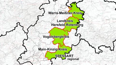Auf dem Bild werden der Landkreis Hersfeld-Rotenburg, der Werra-Meißner-Kreis, der Vogelsbergkreis, der Main-Kinzig-Kreis und die Region Spessart regional in einem hellen Grünton mit rotem Rand dargestellt. Auf der hellen Hintergrundkarte mit Geländedarstellung sieht man die hessischen Grenzen und angrenzende Bundesländer.