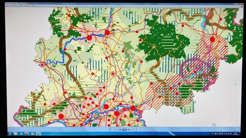 Das Bild zeigt einen Bildschirm. Auf diesem Bildeschirm ist eine bunte Grafik des Landesentwicklungslans zu sehen. 