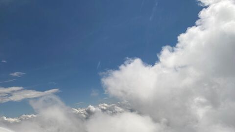 Man sieht auf dem Bild verschiede Wolken. Im Hintergrund ist der blaue Himmel.