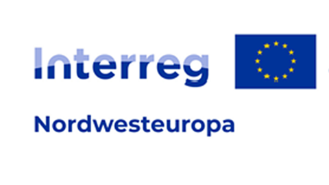Logo Interreg Nordwesteuropa Logo Interreg Nordwesteuropa in blauer Schrift mit Europafahne auf weißem Hintergrund