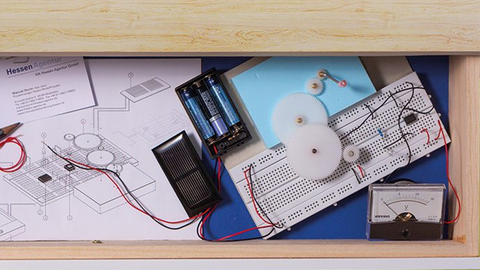 Das Bild zeigt eine geöffnete Schublade mit technischen Objekten.