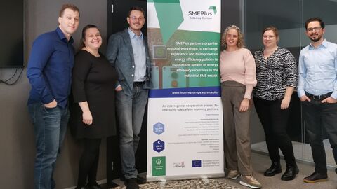 Bild einer besuchergruppe mit Informationstafel