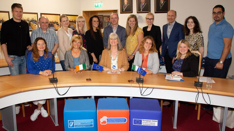 Personen vor rundem Tisch 