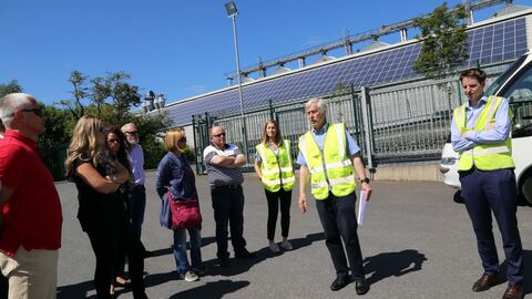 Personen vor Menschen in gelben Warnwesten