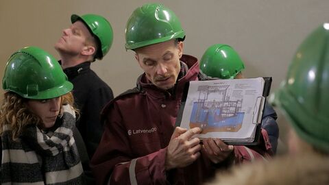 Personen mit grünen Schutzhelmen