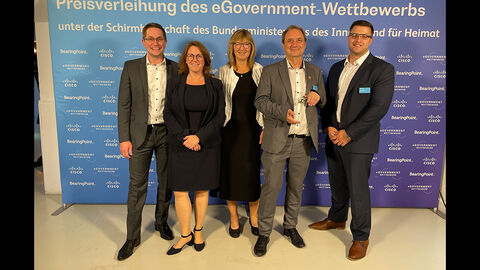 Preisträger des HMWEVW 5 Personen vor einer Stellwand bei der Preisverleihung