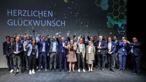 Gesamtsieger an diesem Abend Gesmatsieger auf der Bühne, alle halten den Pokal hoch