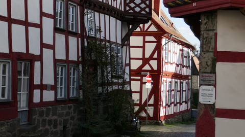 Fachwerkhäuser auf beiden Seiten einer Straßenmündung