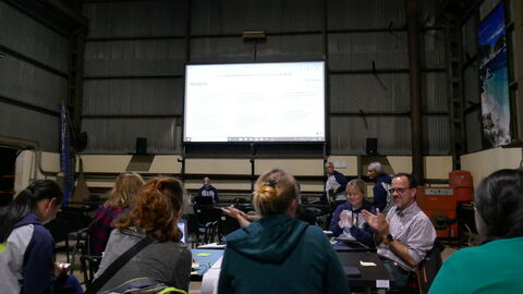 Personen vor großem Monitor