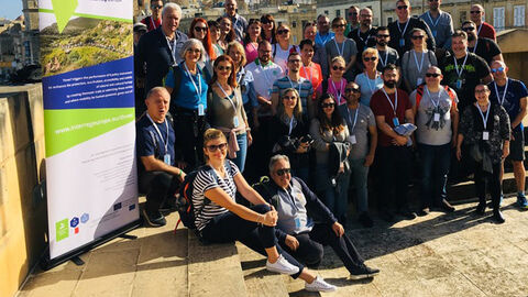 Personengrüppe neben Schautafel