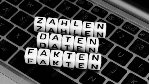 Weiße Würfel mit Buchstaben auf schwarzer Tastatur