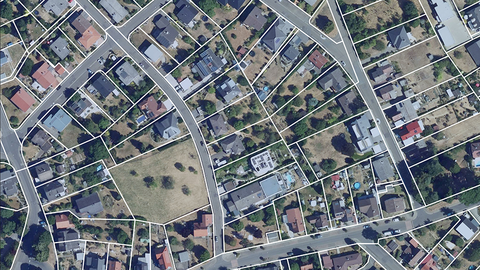 Das Bild zeigt ein Luftbild mit weissen Flurstückslinien.