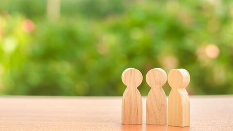 Holzfiguren auf Tischplatte