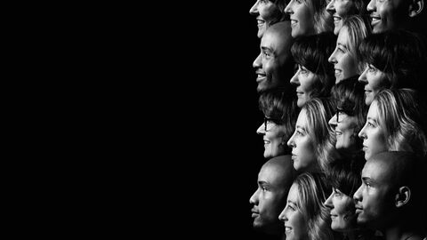 Gesichter in der rechten Hälfte des Bildes schauen nach links, das Bild ist in schwarz-weiß