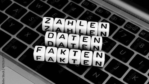 Weiße Quader mit den Buchstaben "Zahlen, Daten, Fakten" auf schwarzer Tastatur