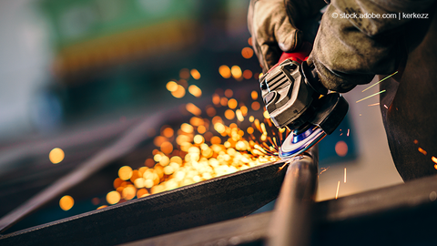 Stahlsäge in Arbeit